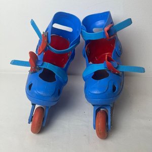 Lote siguiente: Par de Rollers Ajustables para Niños en Azul y Rojo