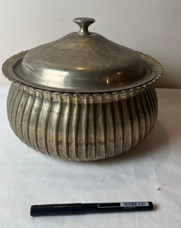 Lote siguiente: Centro de mesa decorativo en metal