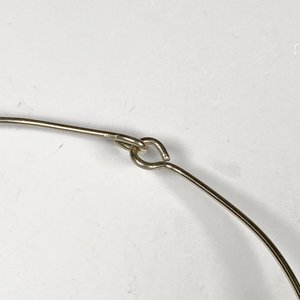 Collar Rígido Metálico con Flor de Plata Estilo Calla - imagen 4