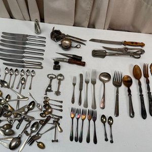 Lote siguiente: Lote Variado de Cubiertos: Cuchillos Solingen, Cucharas, Tenedores y Utensilios