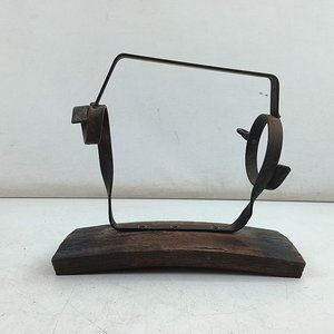 Lote anterior: Soporte Rústico para Botellas con Base de Madera y Hierro