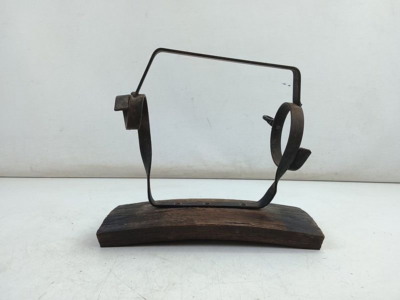 Soporte Rústico para Botellas con Base de Madera y Hierro