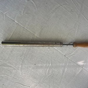 Inflador Manual Antiguo de Metal con Mango de Madera - imagen 2