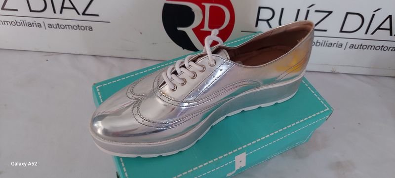 Calzado de plata con diseño colorido - imagen 3