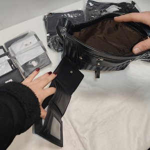 Lote de 16 Accesorios de Moda: Carteras, Billeteras y Porta Celulares en Eco Cuero Negro - imagen 4
