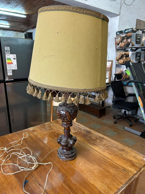 Lámpara de mesa antigua de madera tallada con pantalla