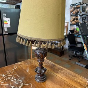 Lote siguiente: Lámpara de mesa antigua de madera tallada con pantalla