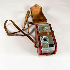 Lote anterior: Antigua Cámara Fotográfica con Estuche de Cuero Marrón