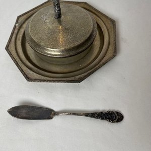 Dulcera Antigua de Vidrio Esmerilado y Metal Repujado con Pala - imagen 7