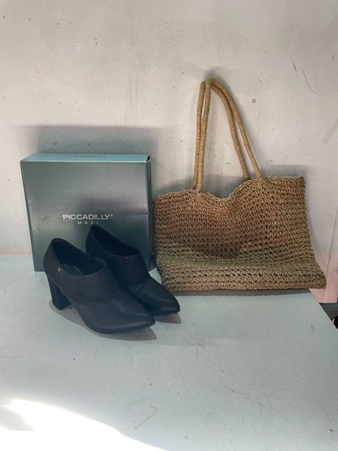 Lote anterior: Zapatos y bolso de cuero y paja