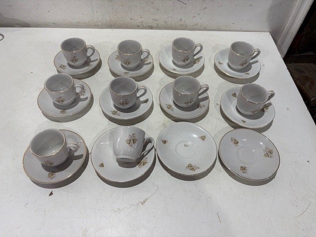 Juego de 12 Tazas de Café con Platillos de Porcelana Olmos