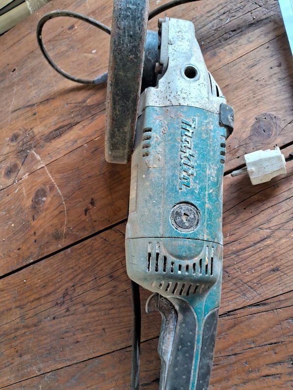 Lote siguiente: Amoladora angular marca Makita en venta