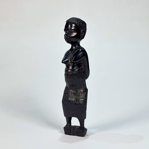Talla de Dama Africana en Madera Oscura, 20 cm - imagen 1
