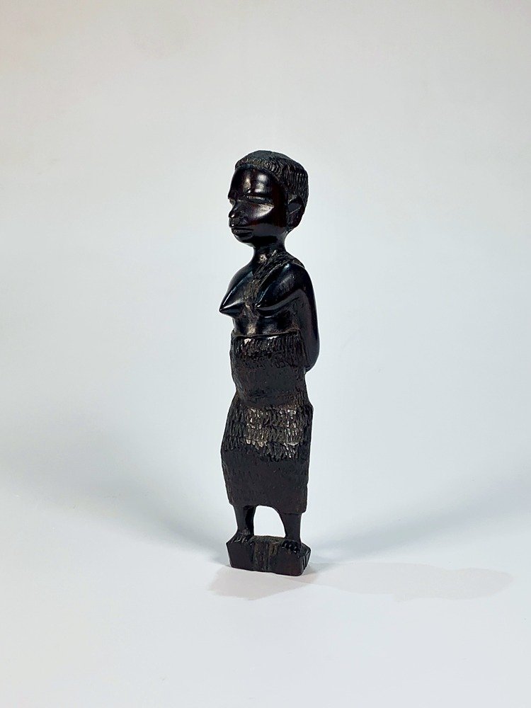 Talla de Dama Africana en Madera Oscura, 20 cm