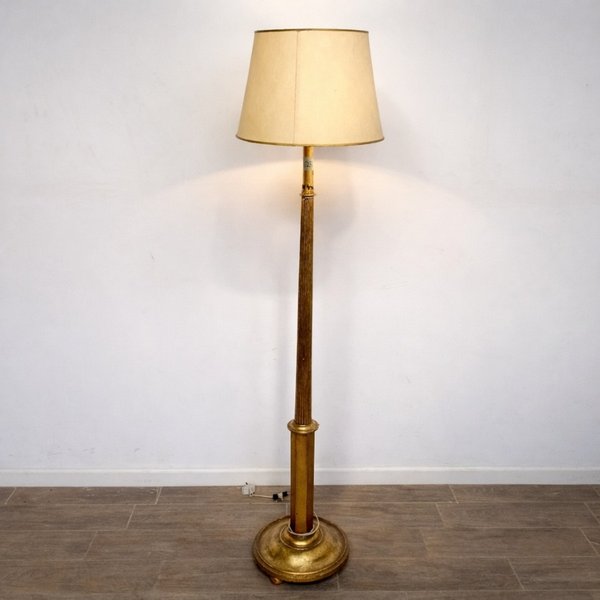 Lámpara de Pie Dorada a la Hoja con Base de Madera y Pantalla Restaurada - imagen 1