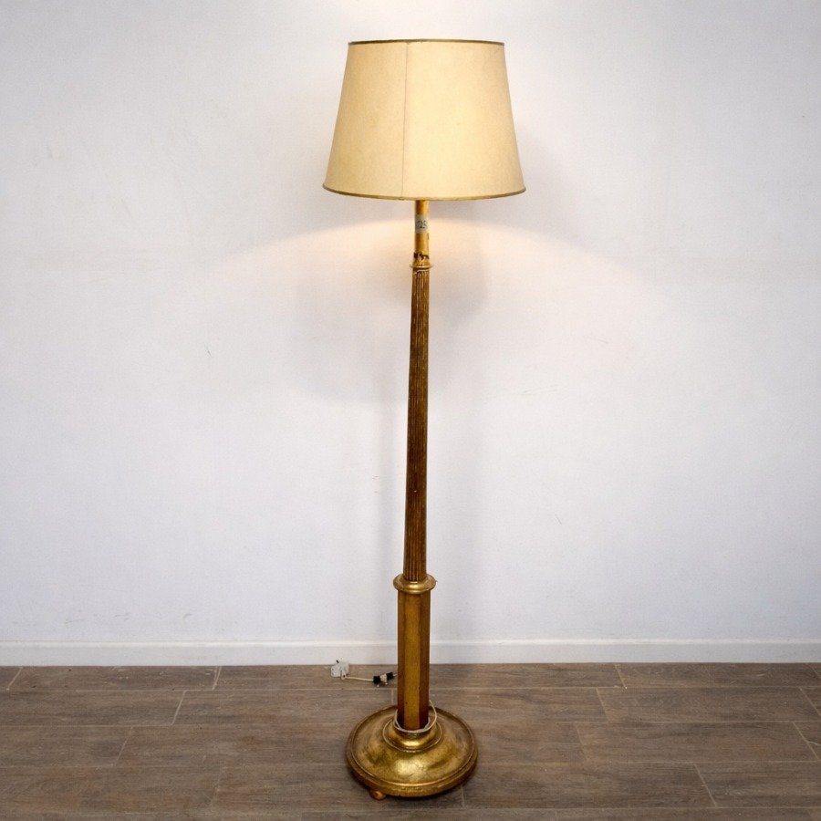 Lámpara de Pie Dorada a la Hoja con Base de Madera y Pantalla Restaurada