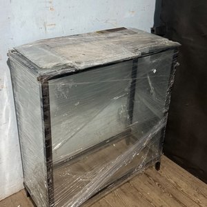 Lote siguiente: Vitrina hierro vidrio 