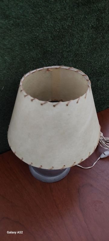 Lámpara de mesa con base de metal y sombra blanca - imagen 3