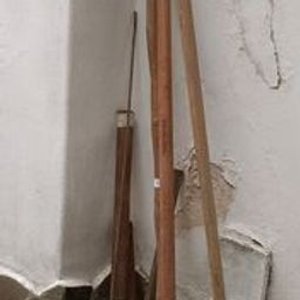 Lote siguiente: Lote de Herramientas de Jardín y Campo: Hacha, Rastrillo, Orquilla y Más