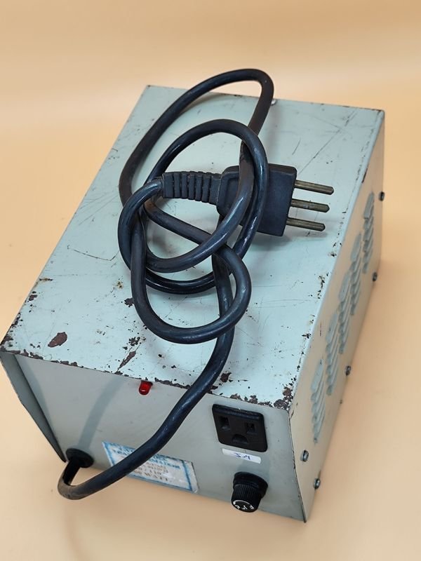 Transformador 220 a 110 voltios con selector frontal y toma de salida - imagen 6