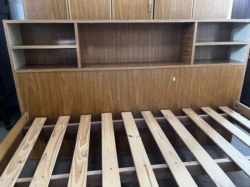 Cama de 2 Plazas con Respaldo y Estantes