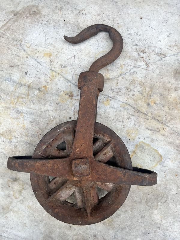 Rueda de hierro antigua con gancho - imagen 2