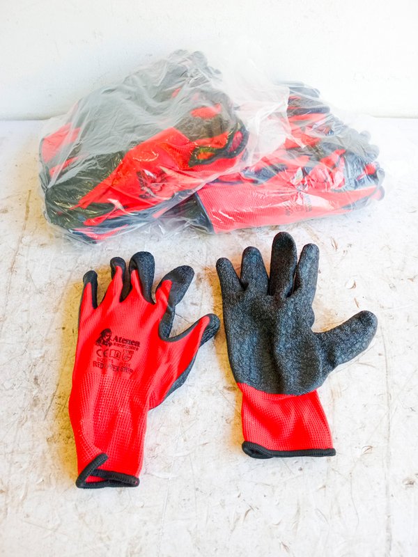 Guantes de plástico rojos y negros en paquetes - imagen 1