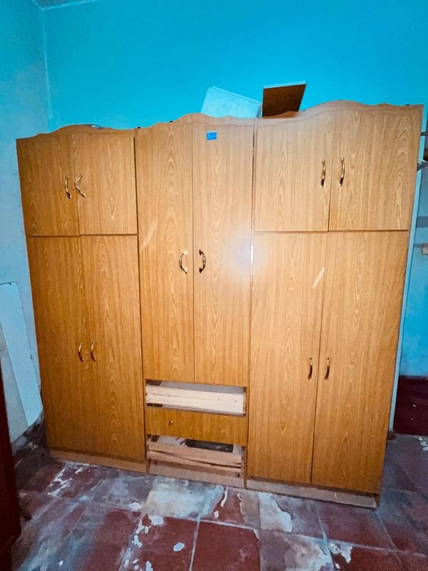 Roperia de Madera con Multiple Puertas y Almohadillas