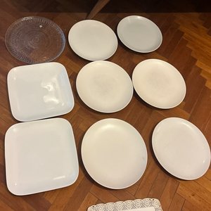 Lote anterior: Set de 8 Platos de Loza Blancos y Bandeja Plástica