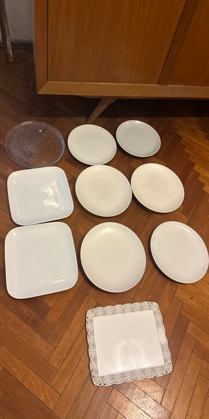 Set de 8 Platos de Loza Blancos y Bandeja Plástica