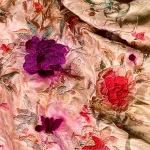 Mantón de seda bordado y decorado ,con flecos - imagen 4