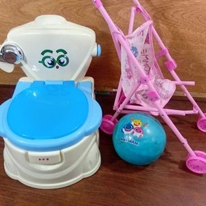 Juego de Baño Infantil: Inodoro, Cochecito y Pelota Baby Shark - imagen 3