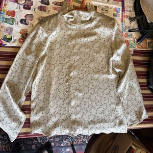 Lote de Vestido Negro con Encaje y Blusa Estampada Crema - imagen 5