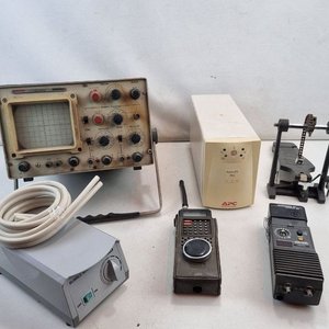 Lote siguiente: L 409 - Varias Piezas - Lote de instrumental electronico vintage y accesorios, incluye osciloscopio analogico, UPS APC y pedal de bateria de transmision a cadena