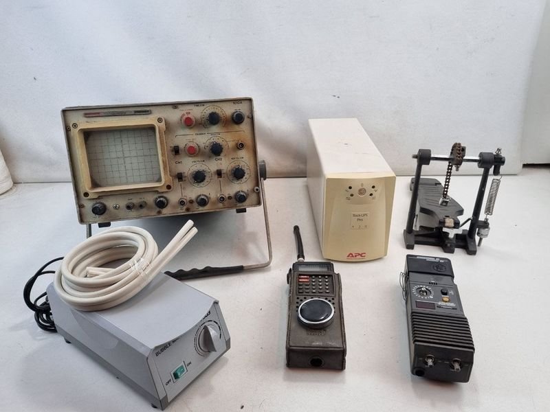 L 409 - Varias Piezas - Lote de instrumental electronico vintage y accesorios, incluye osciloscopio analogico, UPS APC y pedal de bateria de transmision a cadena