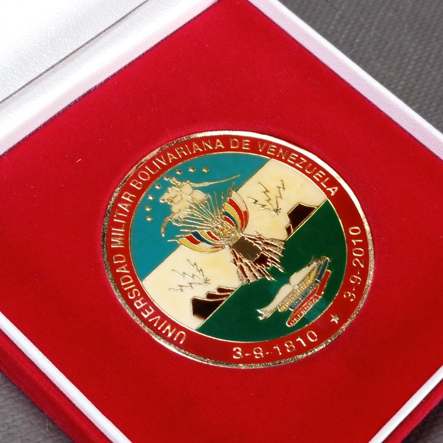 Medalla con su estuche y descripción de la Universidad Militar Bolivariana - imagen 3