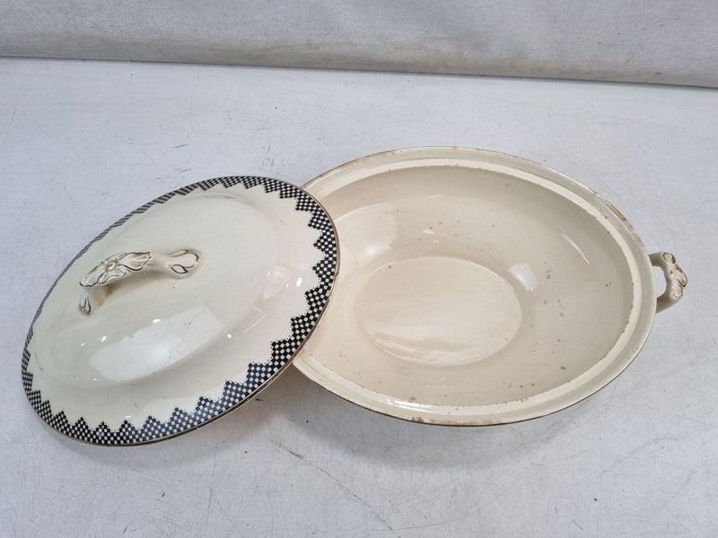 Sopera Antigua de Loza Inglesa Hughes Longport con Tapa y Detalles Dorados