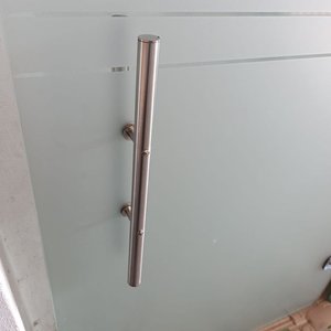 Puerta Blindex Templado con Ploteo Esmerilado y Herrajes de Acero Inoxidable - imagen 3