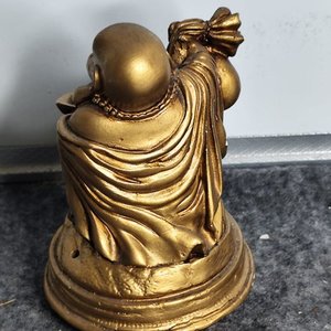 Figura de Buda Sonriente en Cerámica Dorada - imagen 2