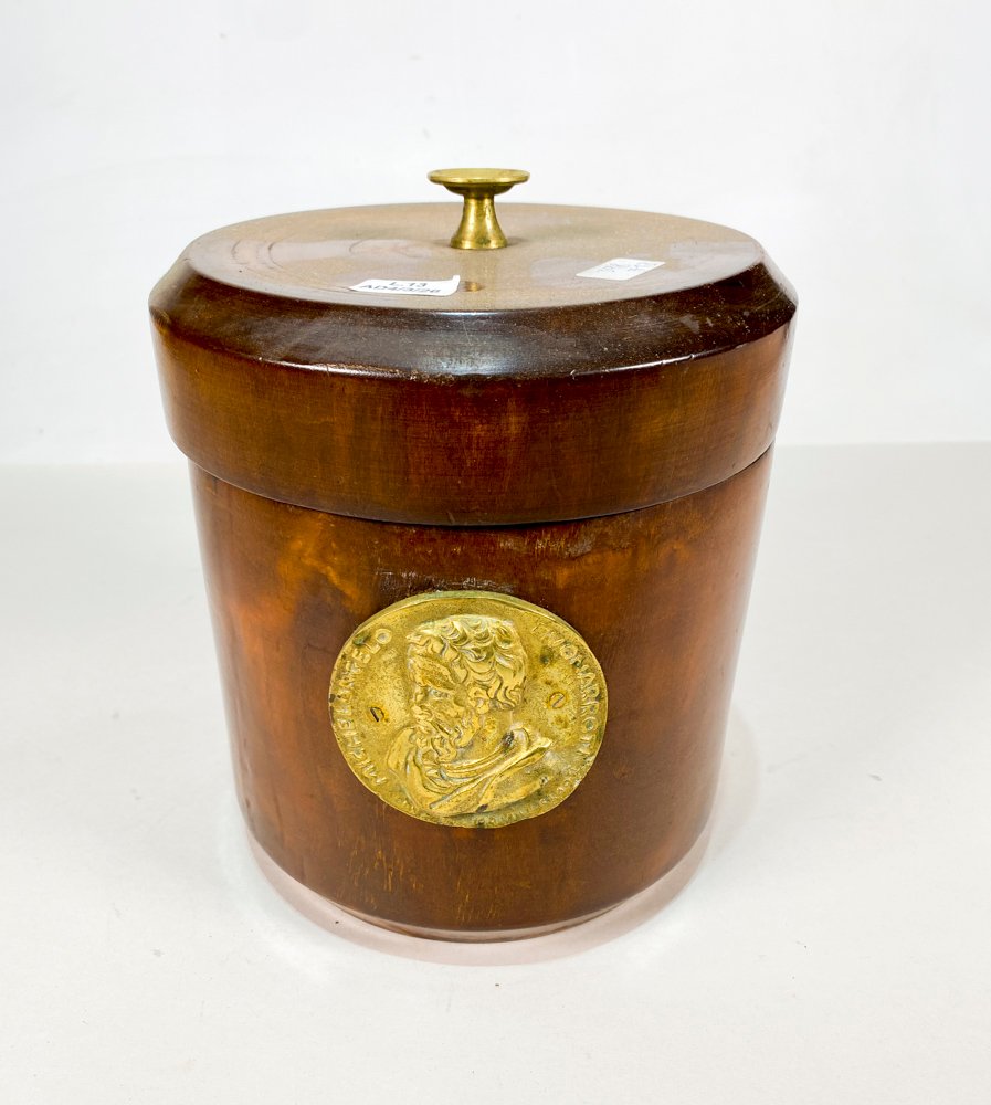 Hielera en madera con tapa de bronce decorada - imagen 1