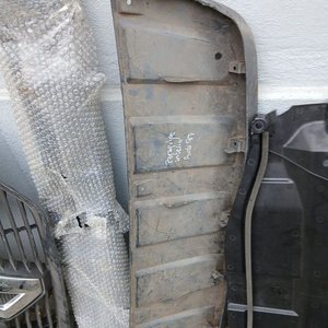 Lote de 32 Piezas de Autopartes: Caretas, Guardabarros y Más - imagen 12