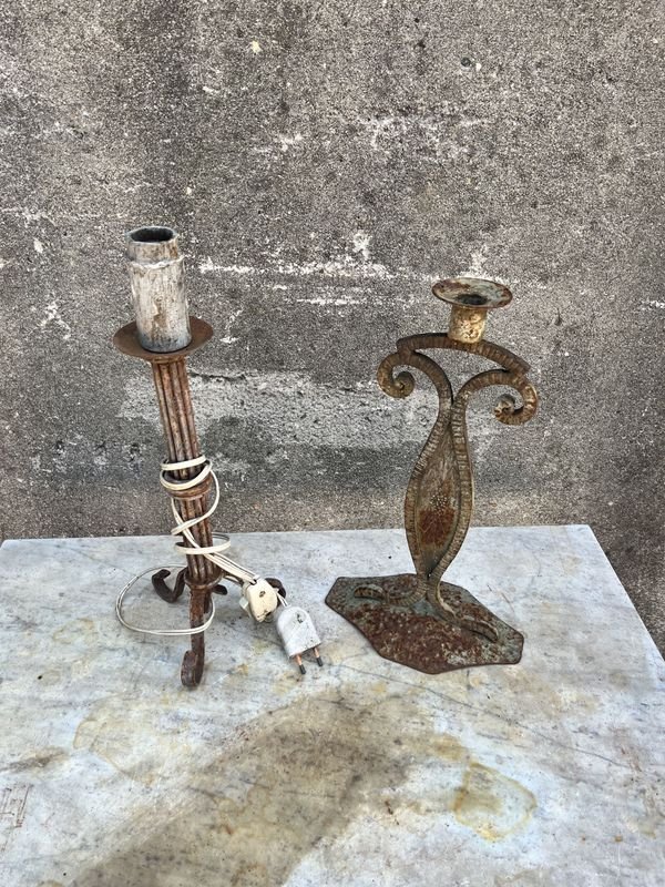 Lámpara y velero de hierro antiguo