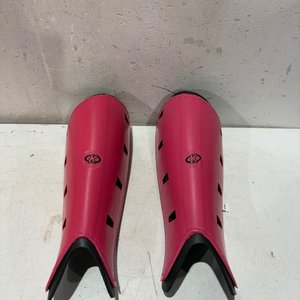 Lote siguiente: Canilleras de Hockey Rosadas