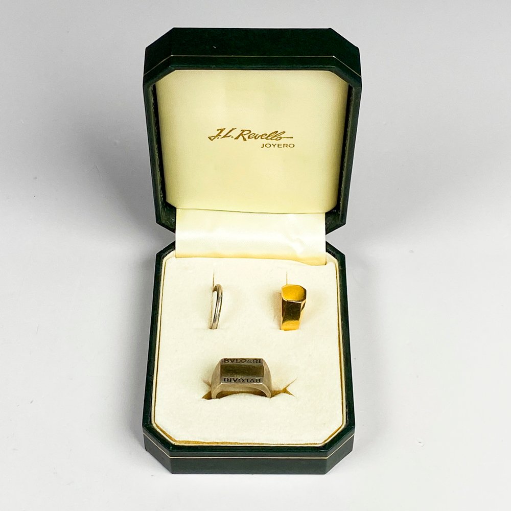 Lote siguiente: Estuche con anillos de plata y oro