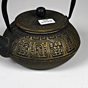 Calderita Decorada de Hierro Fundido con Tapa y Asa de Cuerda - imagen 4