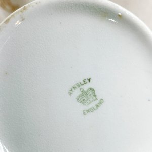 Conjunto de Porcelana Francesa Blanca con Guarda Dorada: Pocillos, Platillos, Azucarero y Lechera - imagen 4