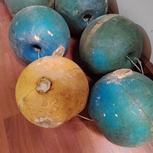 Lote de 8 Flotadores Esféricos en Tonos Azules, Verdes y Amarillo con Desgaste - imagen 4