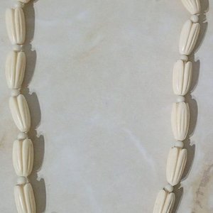 Lote siguiente: Collar Vintage Art Deco de Hueso Tallado a Mano