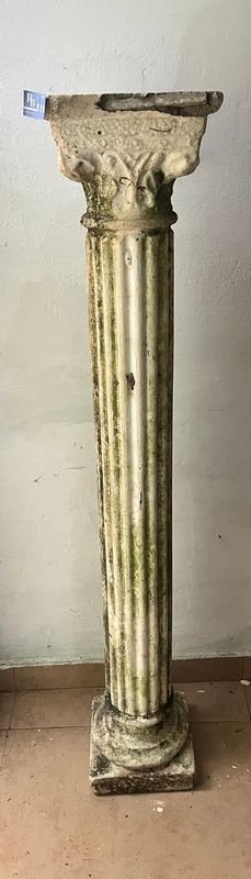 Pedestal de Hormigón Estilo Clásico con Inscripción