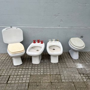 Lote de 4 Inodoros y 2 Bidets Blancos con Grifería - imagen 1